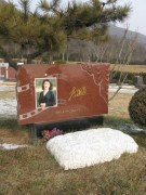 欧宝集团是如何为著名演员李媛媛打造名人艺术墓碑的？