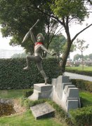 神笔永铸：一座纪念碑里的东方童话密码